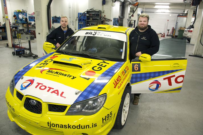 Rallýkappinn Baldur Arnar Hlöðversson, stendur við opnar dyr bílstjóramegin og aðstoðarökumaður hans, Hjalti Snær Kristjánsson, farþegamegin. Rallbíl Baldurs er Subaru Impreza, árgerð 2003, en saman urðu þeir Íslandsmeistarar á bílnum í flokki B árið 2017. Baldur starfar í Bíljöfri sem er í eigu föður hans og afa.