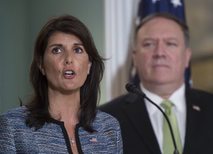 Nikki Haley og Mike Pompeo á fréttamannafundinum í kvöld.