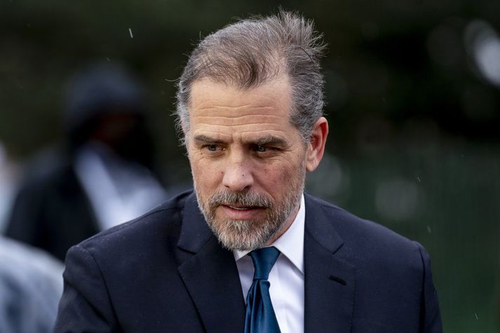 Hunter Biden hefur sjálfur greint frá neyslu sinni á krakki. Hann braut vopnalög með því að kaupa sér skammbyssu þrátt fyrir fíkn sína. Fram hefur komið að hann átti byssuna í tvær vikur eða þar til kærasta hans henti henni.