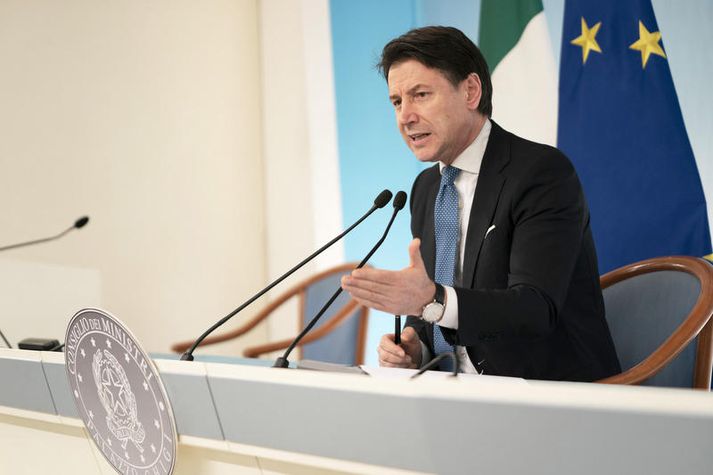 Giuseppe Conte, forsætisráðherra Ítalíu, þurfti að tilkynna Ítölum að hann væri búinn að loka landinu og banna alla íþróttaviðburði.