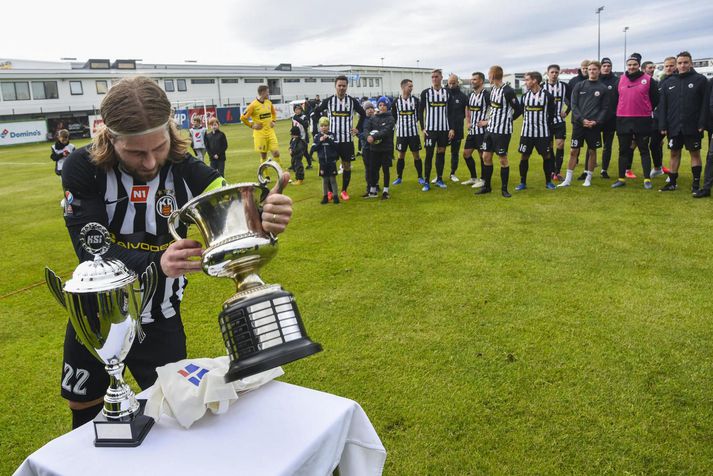 Óskar Örn Hauksson, fyrirliði KR, lyfti Íslandsbikarnum í fyrrahaust og byrjaði þetta tímabil á því að taka við bikarnum fyrir sigur í Meistarakeppni KSÍ.