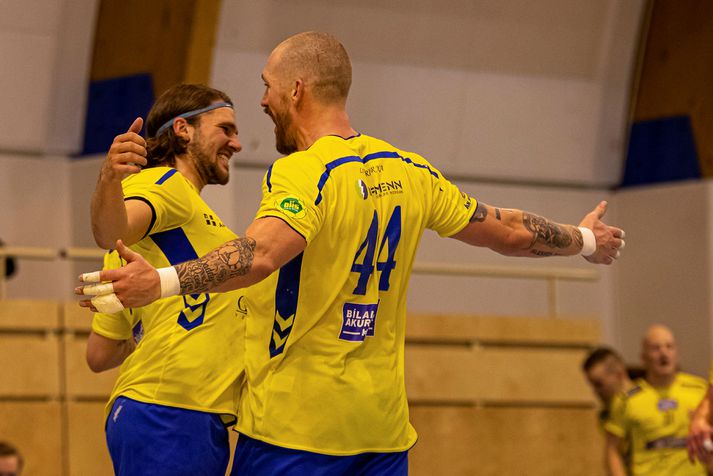 KA-mennirnir Jóhann Geir Sævarsson og Ragnar Snær Njálsson fagna. Ragnar lék með síðasta KA-liðinu sem komst í úrslitakeppnina, tímabilið 2004-05, sem og faðir Jóhanns, Sævar Árnason.