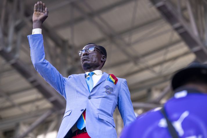 Michel Nkuka Mboladinga stuðningsmaður Kongó stendur hreyfingarlaus í stúkunni allar níutíu mínúturnar í leikjum fótboltalandsliðs þjóðarinnar.