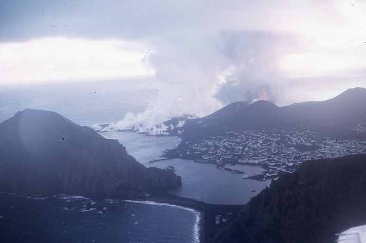 Á þriðja degi eldgossins árið 1973. Heimaklettur til vinstri.