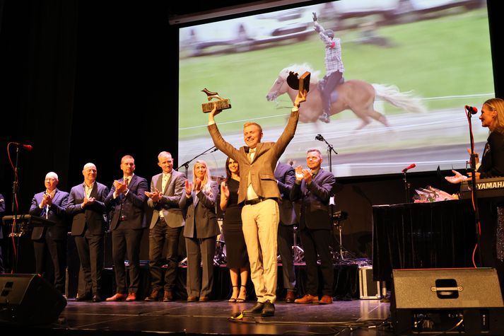 Konráð Valur tekur við verðlaununum.