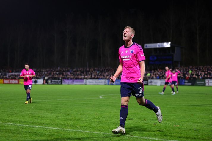 Orri Steinn fagnar marki sínu í kvöld. Það var hans fyrsta fyrir aðallið FCK.