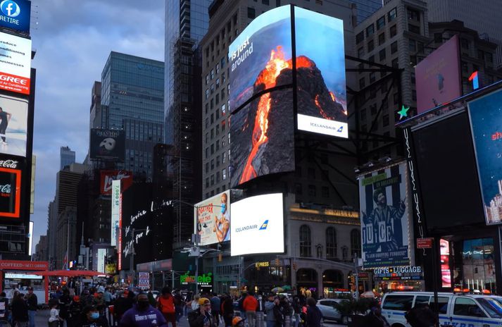 Auglýsingaplássið gerist vart betra en á Times Square, þar sem ferðamenn eru nú hvattir til að koma til Íslands að skoða eldgosið.