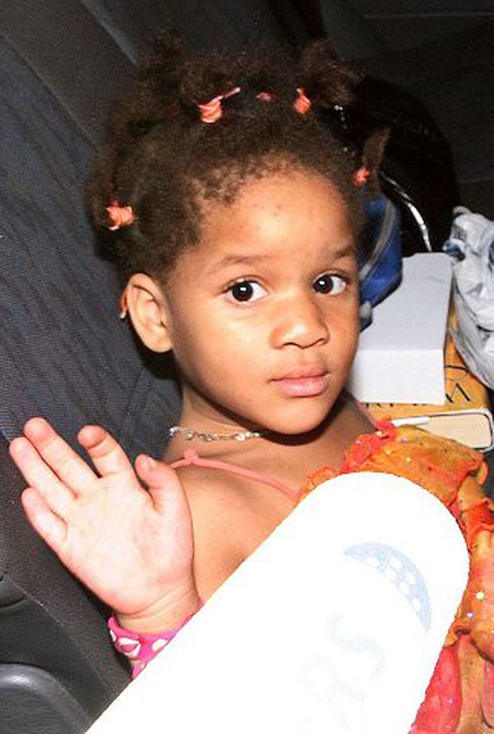 Nígerískir mannræningjar slepptu henni úr haldi á sunnudag vegna þrýstings frá stjórnvöldum í Nígeríu.
