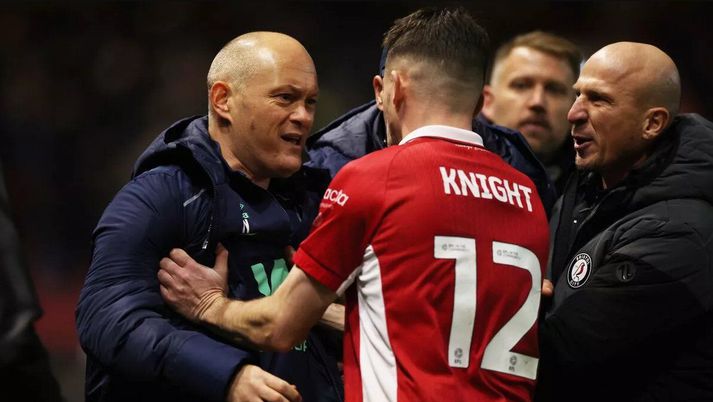 Alex Neil, þjálfari Millwall, er til vinstri og Gerhard Struber, stjóri Bristol City, til hægri. Jason Knight, fyrirliði Bristol, stuggaði við Neil og út brutust heljarinnar slagsmál.