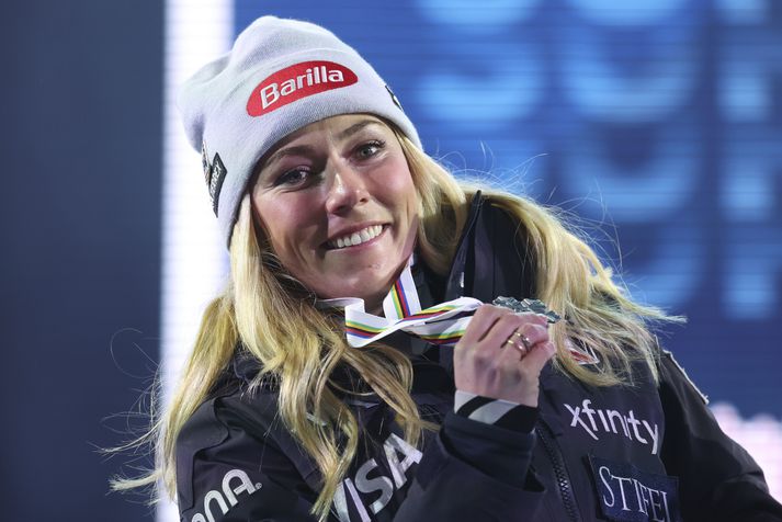 Mikaela Shiffrin með silfrið sem hún vann í risasviginu fyrr á þessu heimsmeistaramóti.