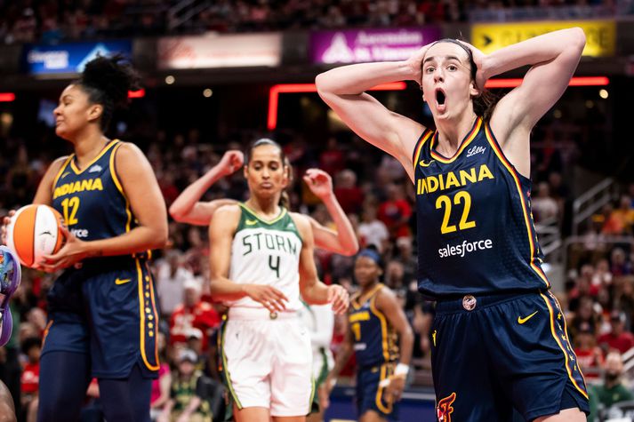 Caitlin Clark var ekki alveg sátt þarna í leik Indianan Fever á móti Seattle Storm. Hún brosti aftur á móti í leikslok.