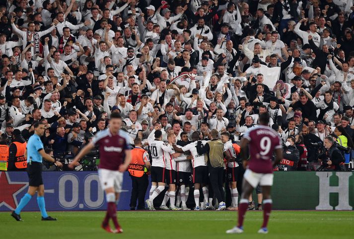 Leikmenn Frankfurt fögnuðu seinna marki sínu vel og innilega.