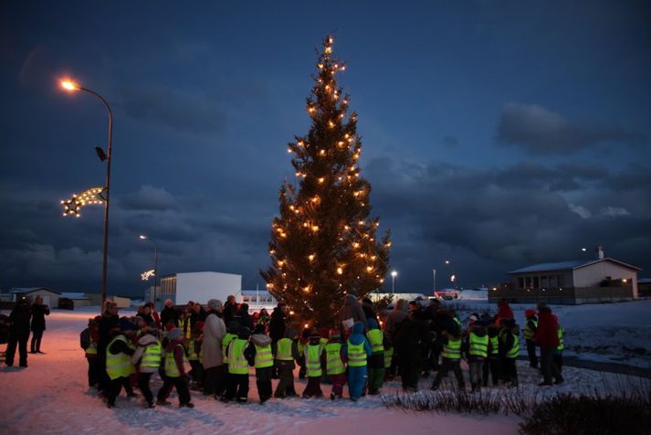 Það var glatt á hjalla í morgun þegar jólatréð á Hellissandi var tendrað.