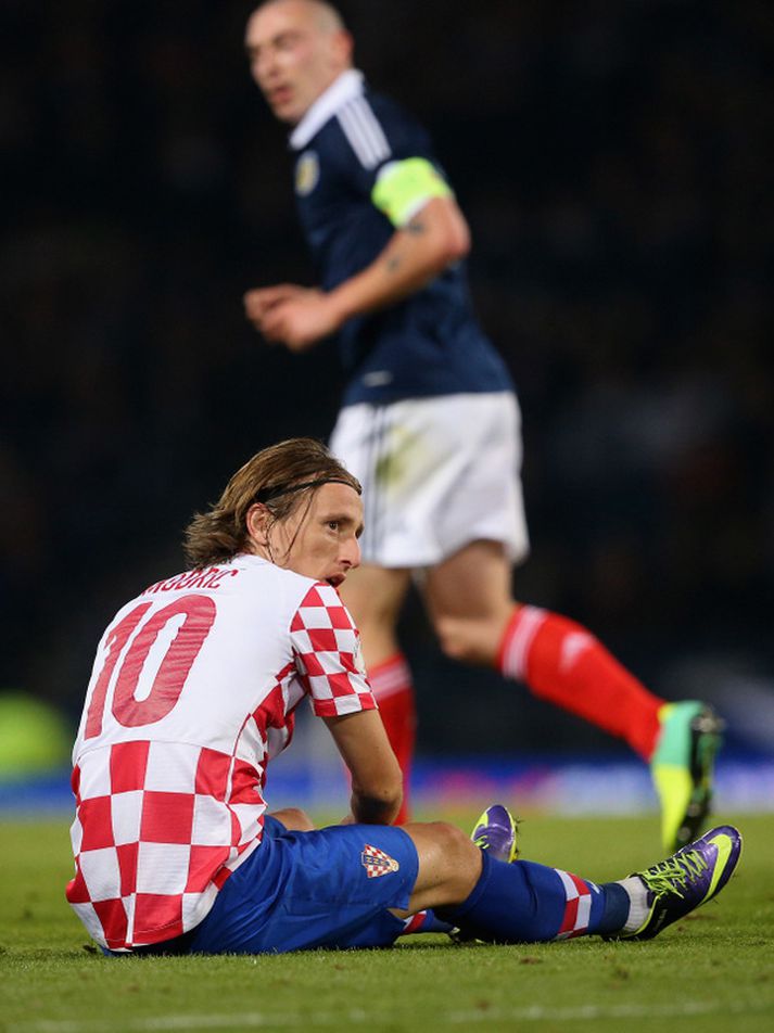 Luka Modric, skærasta stjarnan Króata, í grasinu á Hampden Park í Glasgow á dögunum. Skotar unnu 2-0 sigur.