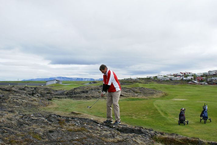 Frá Keilisvellinum, ekki fjarri þeim stað þar sem slysið átti sér stað. Kylfingurinn á myndinni, sem ekki tengist fréttinni, er einmitt að slá kúlu sína úr hrauninu.