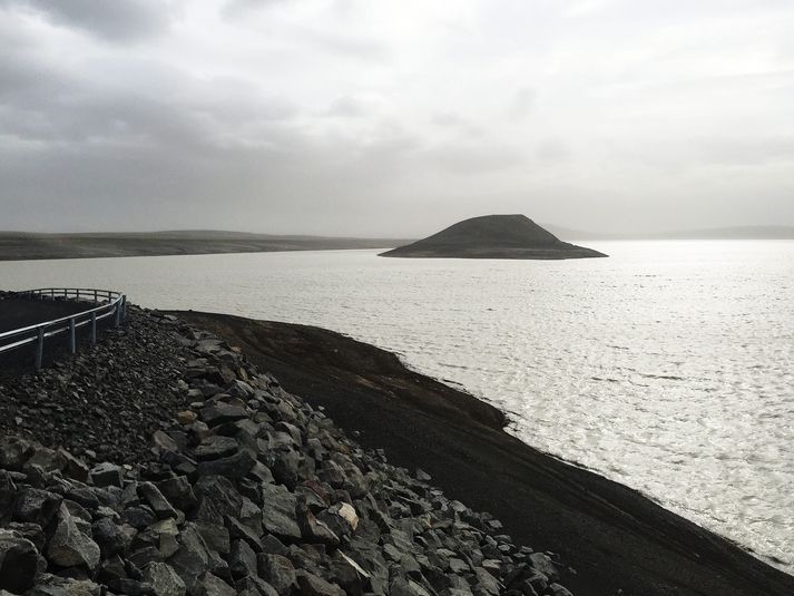 Hálslón er fjarri því að vera búið að safna því vatnsmagni sem árstíminn gefur tilefni til. Í byrjun október er vonast til að fylling lónsins nái 80%.
