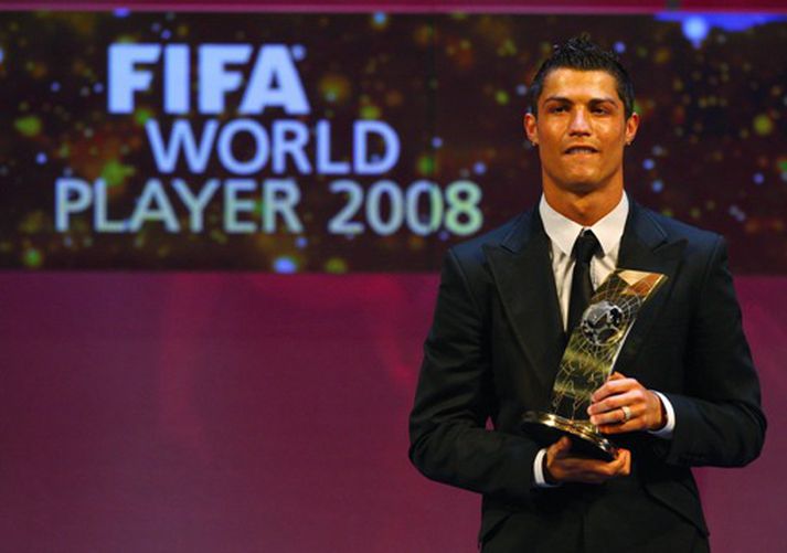 Ronaldo með verðlaunin sín.