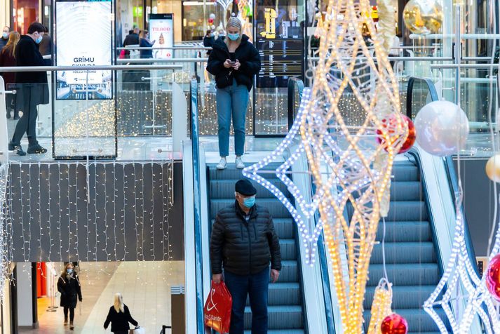 Rekstraraðilar í Smáralind hefur undanfarnar vikur þurft að takmarka fjölda í verslunum. Tilslakanir sem hafa verið boðaðar heimila fleiri inni í verslunum sem markaðsstjóri Smáralindar segir skipta gríðarlegu máli nú á jólavertíðinni.