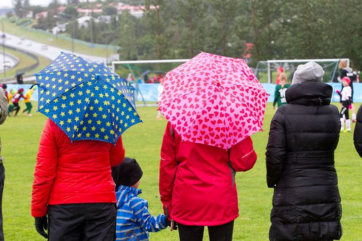 Stuðningsmenn létu sig ekki vanta þrátt fyrir smá vætu.