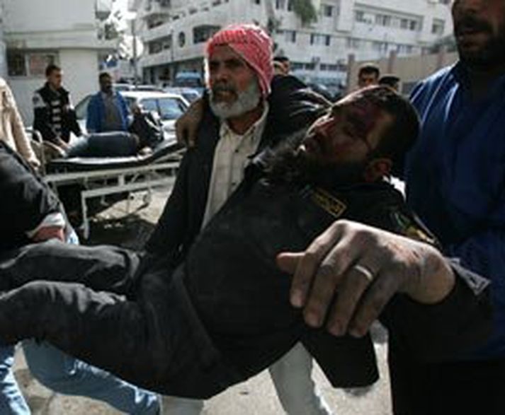 Palestínumenn á Gazasströndinni í desember sl. eftir að loftárásir Ísraela hófust. MYND/Getty images