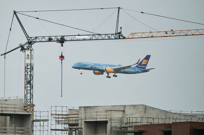 Flugvél Icelandair býr sig til lendingar á Keflavíkurflugvelli. Félagið fékk fríar losunarheimildir sem eru rúmlega 1,2 milljarða króna virði í fyrra.