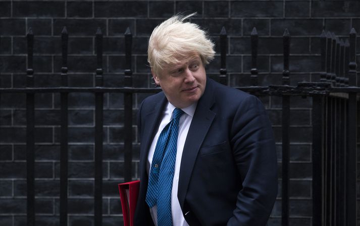 Boris Johnson fyrir utan heimili Theresu May að Downingstræti 10.