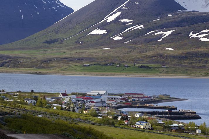 Vestfirðingar furða sig á því að þurfa að bíða í fimm ár til að geta tekið tilbúinn jarðstreng í Dýrafjarðargöngum í notkun.