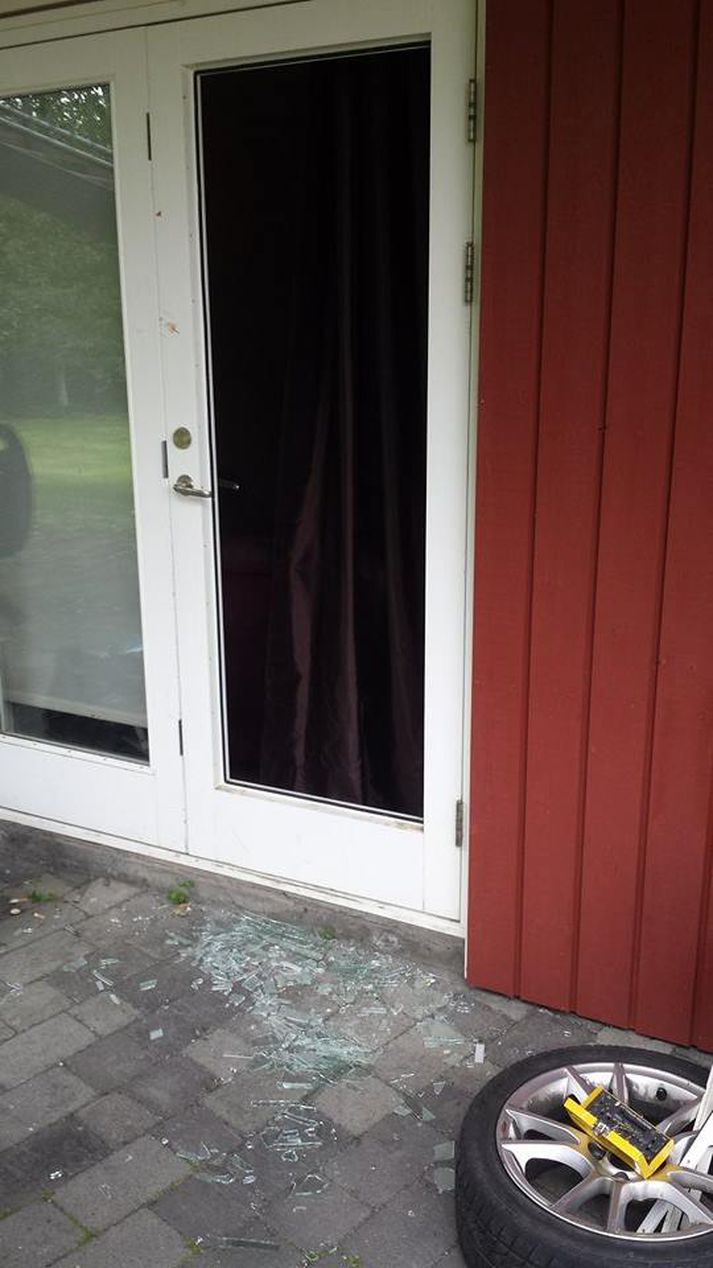 Nágranninn braut sér leið inn í íbúðina með því að kasta bíldekki inn um rúðuna.