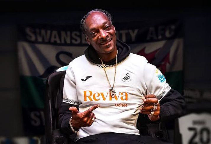Snoop Dogg sést hér í nýrri keppnistreyju Swansea City.