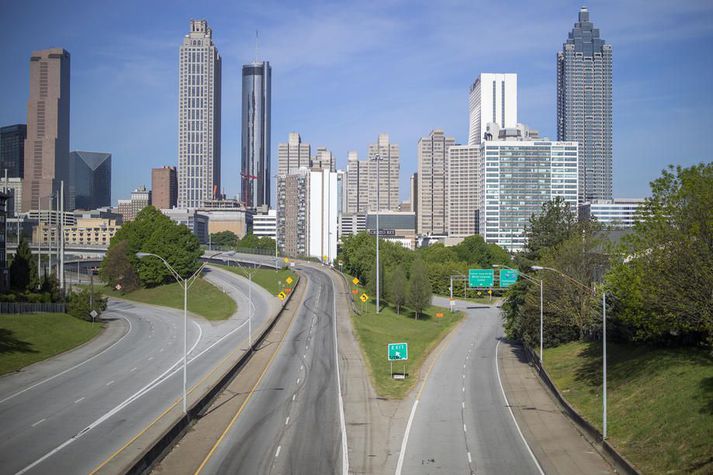 Auðir vegir til og frá miðborg Atlanta í Bandaríkjunum. Verulega hefur dregið úr allri umferð vegna kórónuveirufaraldursins og takmarkana sem var komið á gegn honum. Það hefur dregið þónokkuð úr losun gróðurhúsalofttegunda en að öllum líkindum aðeins tímabundið.