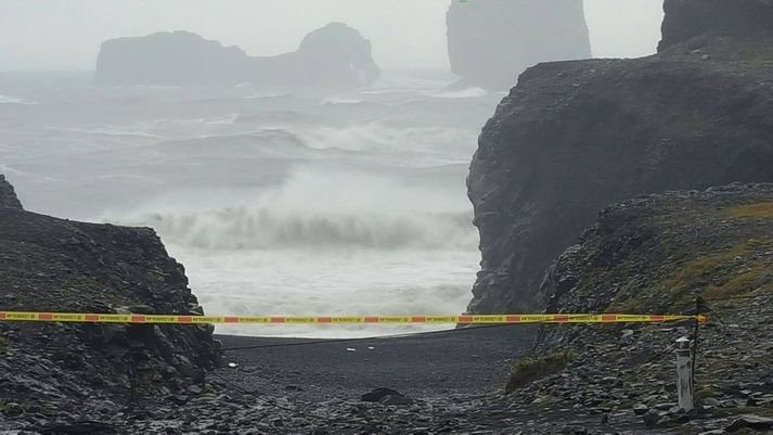 Lögreglan setti lokunarborða við aðkomu að fjörunni.