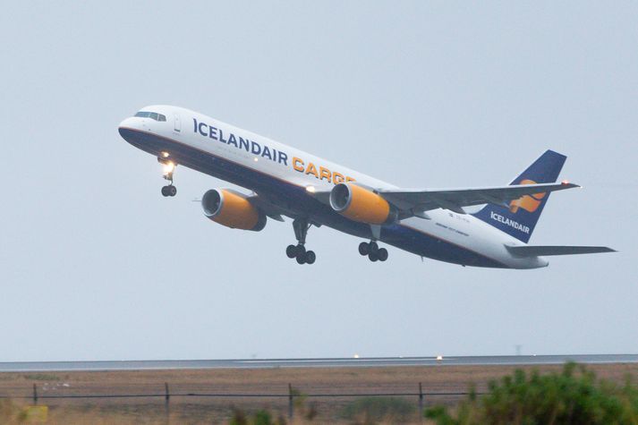 Icelandair Cargo þota tekur á loft í Keflavík.