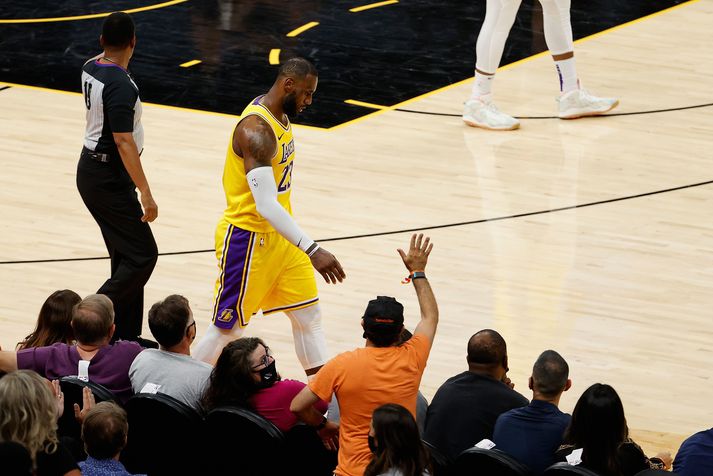 LeBron James og félagar í Los Angeles Lakers eru með bakið upp við vegg.