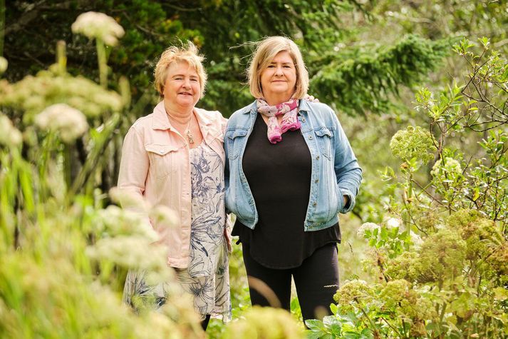 Þær Steinunn Margrét Sigurðardóttir (t.v.) og Ragnheiður Jónína Sverrisdóttir (kölluð Jonna) eru báðar klínískir dáleiðendur og sérfræðingar í Hugrænni endurforritun frá Dáleiðsluskóla Íslands. Myndir/Anton Brink.