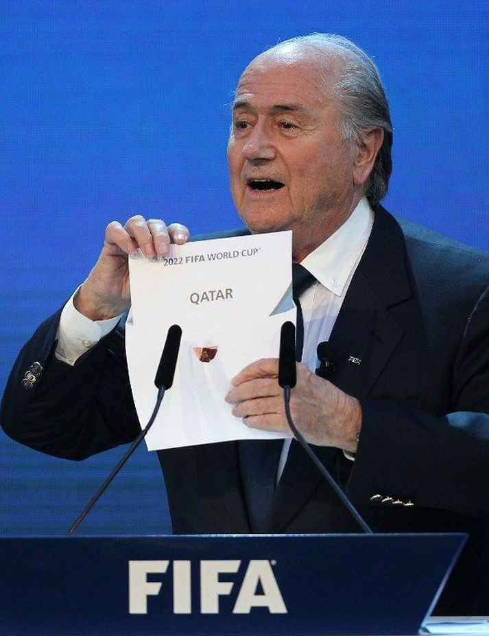 Sepp Blatter tilkynnir að HM 2022 fari fram í Katar.