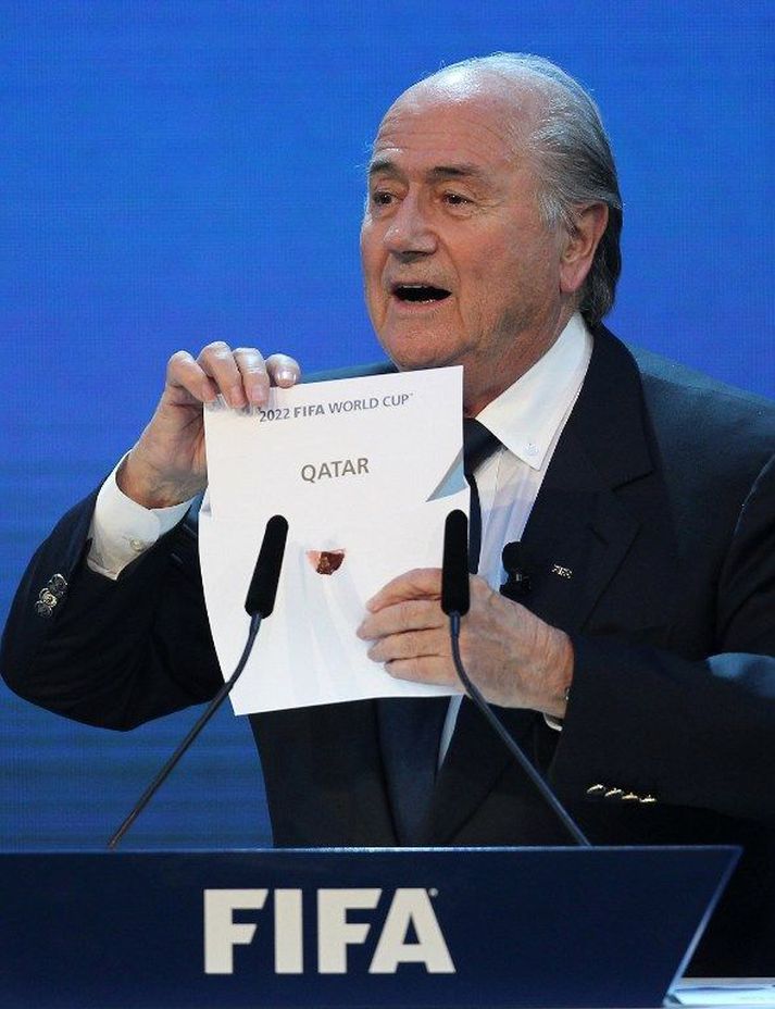 Sepp Blatter tilkynnir að HM árið 2022 fari fram í Katar.