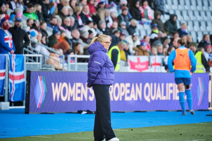 Sarina Wiegman fylgist íbyggin á svip með leik Íslands og Englands á Laugardalsvelli á laugardaginn.