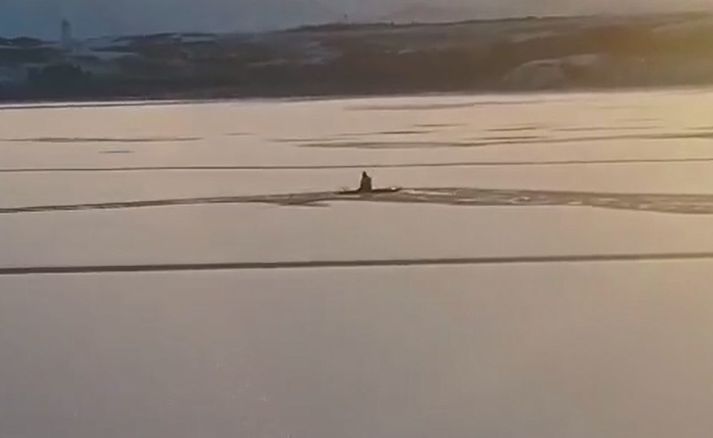 Maðurinn var kominn í land þegar slökkvilið bar að garði eftir hádegi. Myndin sýnir viðbragðsaðila reyna að ná hjólinu upp úr vatninu.