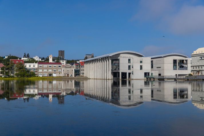 Ráðhúsið við Reykjavíkurtjörn.