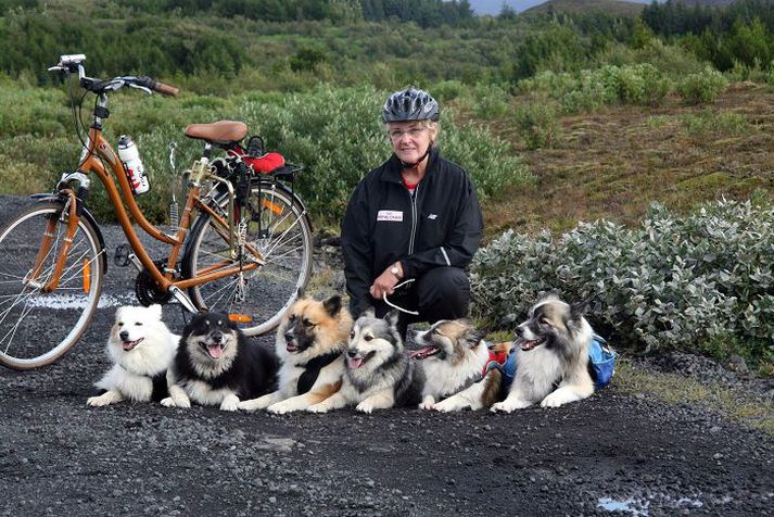 Elma með hunda sína og dætra sinna.