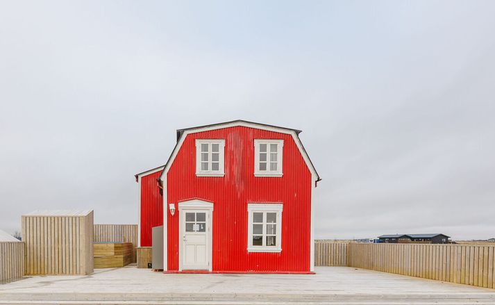 Húsið var flutt í Tjarnarbyggð árið 2023.