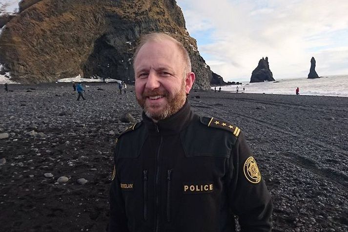 Sveinn Kristján Rúnarsson á vaktinni í Reynisfjöru.