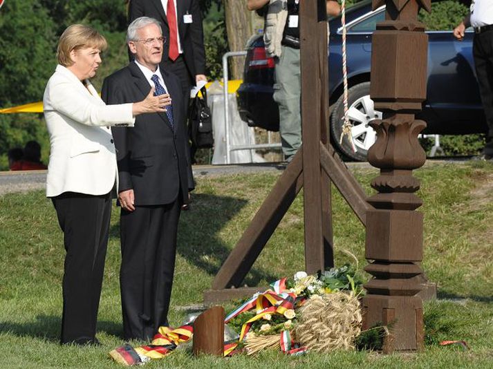 Angela Merkel og Laszlo Solyom Kanslari Þýskalands og forseti Ungverjalands við minnismerki á landamærum Austurríkis og Ungverjalands.
fréttablaðið/AP