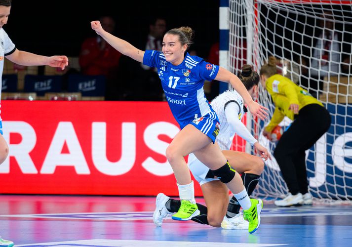 Elín Klara Þorkelsdóttir fagnar einu af átján mörkum sínum á heimsmeistaramótinu.