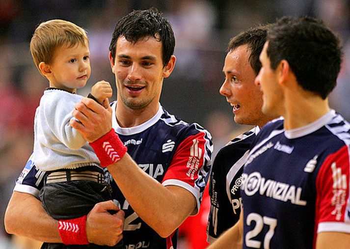 Marcin Lijewski fagnar sigri Flensburg í kvöld ásamt syni sínum og íslenskum liðsfélögum sínum, Einari Hólmgeirssyni og Alexander Peterssyni.