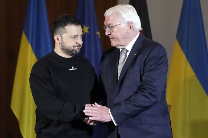 Frank-Walter Steinmeier, forseti Þýskalands, fagnaði Selenskíj í Bellevue-hölllinni í Berlín í morgun.