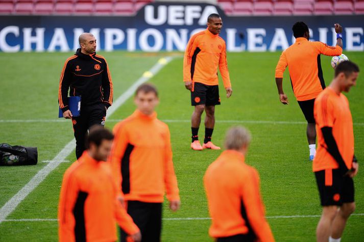 Roberto Di Matteo stjórnar hér æfingu hjá Chelsea á Nou Camp í Barcelona í gær.