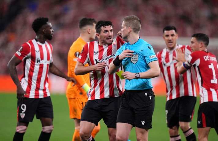 Espen Eskas býr sig undir að reka Dani Vivian af velli í leik Athletic Bilbao og Manchester United.