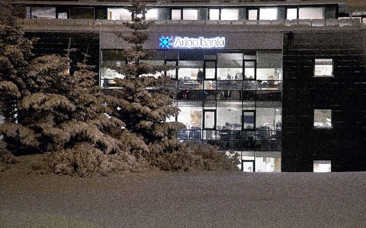 Varaformaður Pírata í Borgarbyggð segist hafa áhyggjur af því að Arionbanki skerði borgararéttindi heimilislausra með því að synja þeim um bankareikninga. 