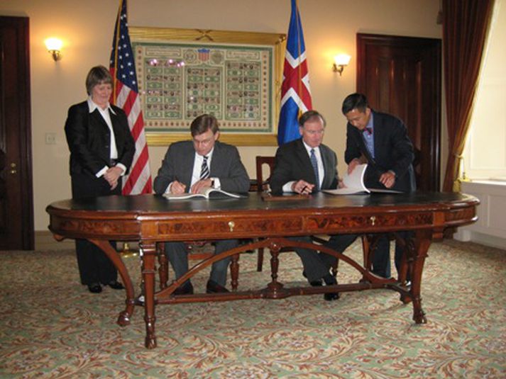 Maríanna Jónasdóttir, skrifstofustjóri í fjármálaráðuneytinu, Árni M. Mathiesen
fjármálaráðherra, Robert M. Kimmit, varafjármálaráðherra Bandaríkjanna, og Henry Louie, starfsmaður
fjármálaráðuneytis Bandaríkjanna, við undirritun samningsins í gær.